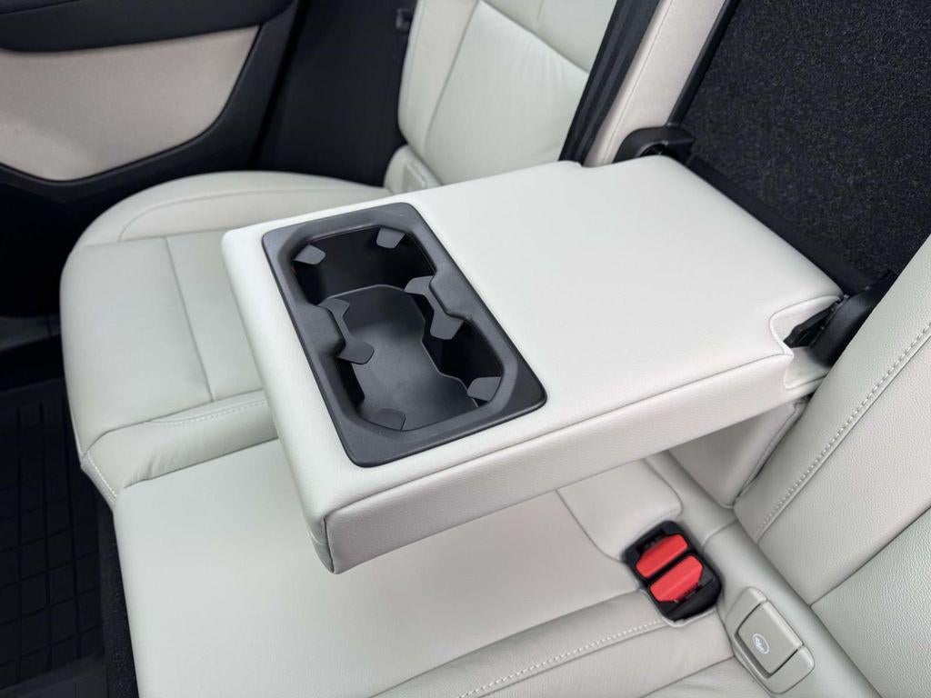 2023 Volvo XC40 B5 Ultimate Dark Theme