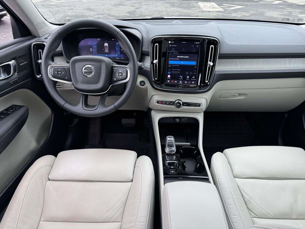 2023 Volvo XC40 B5 Ultimate Dark Theme