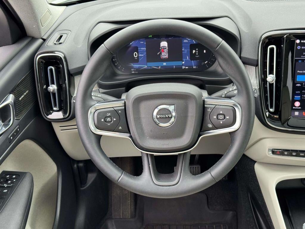 2023 Volvo XC40 B5 Ultimate Dark Theme