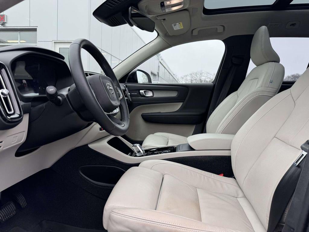 2023 Volvo XC40 B5 Ultimate Dark Theme