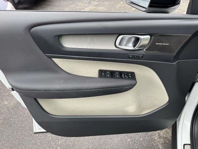 2023 Volvo XC40 B5 Ultimate Dark Theme