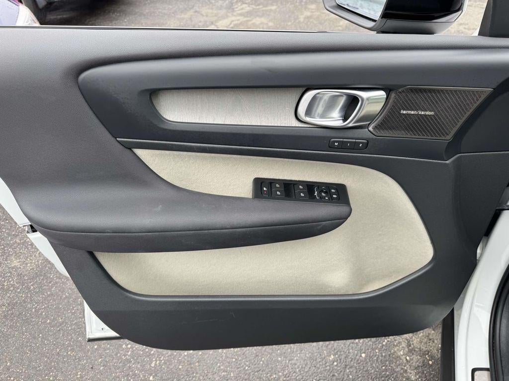 2023 Volvo XC40 B5 Ultimate Dark Theme