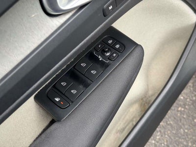 2023 Volvo XC40 B5 Ultimate Dark Theme