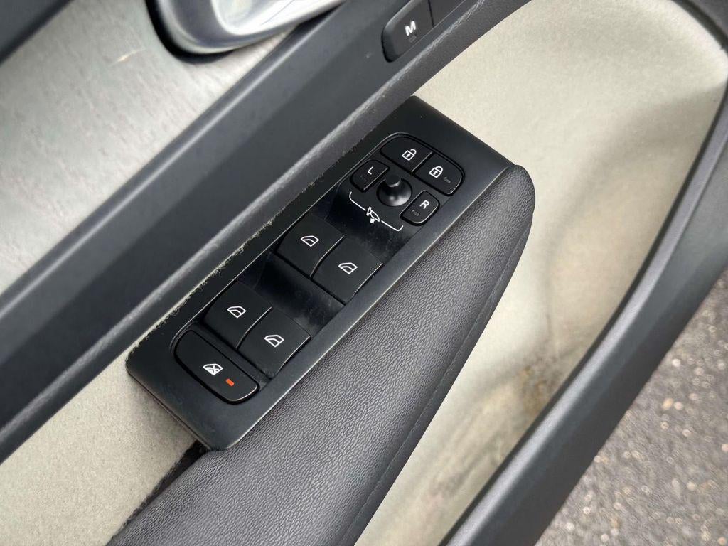 2023 Volvo XC40 B5 Ultimate Dark Theme