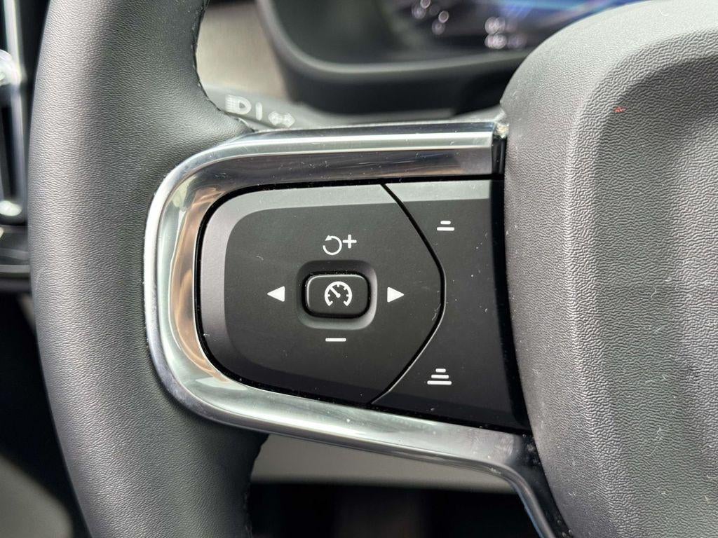 2023 Volvo XC40 B5 Ultimate Dark Theme