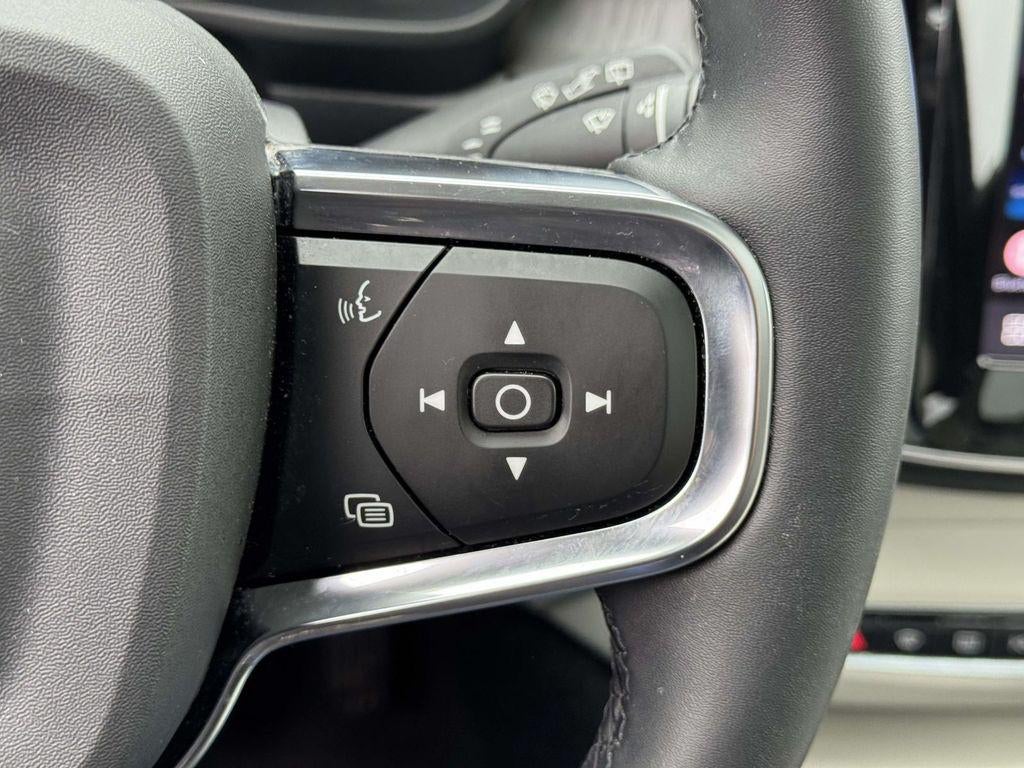 2023 Volvo XC40 B5 Ultimate Dark Theme