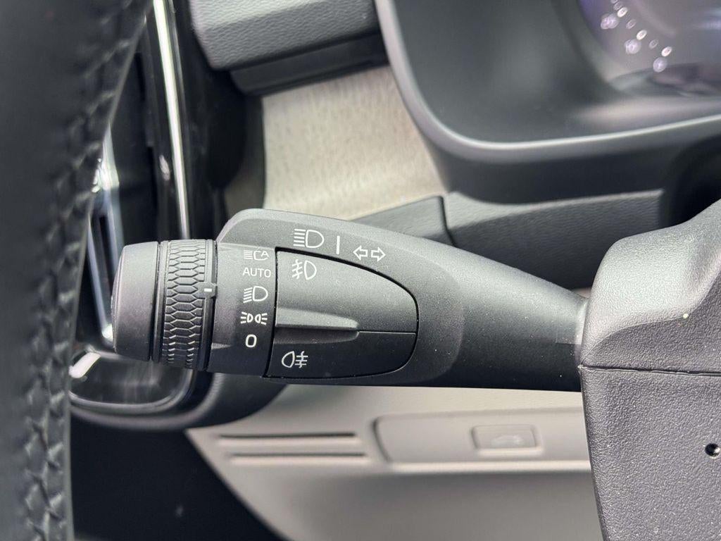 2023 Volvo XC40 B5 Ultimate Dark Theme