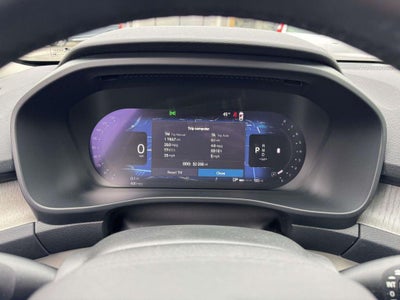 2023 Volvo XC40 B5 Ultimate Dark Theme