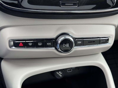 2023 Volvo XC40 B5 Ultimate Dark Theme