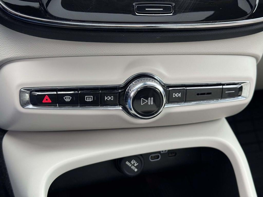 2023 Volvo XC40 B5 Ultimate Dark Theme