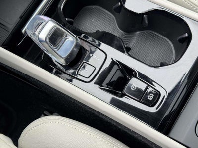 2023 Volvo XC40 B5 Ultimate Dark Theme