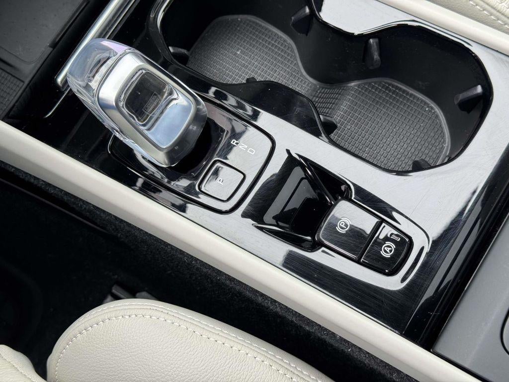 2023 Volvo XC40 B5 Ultimate Dark Theme