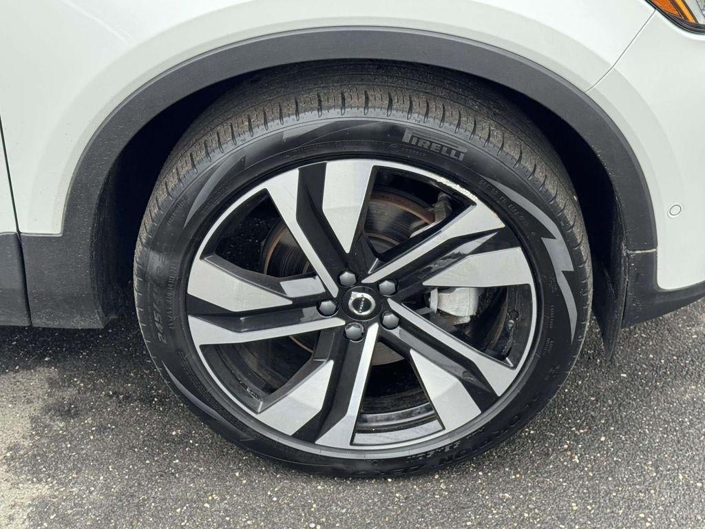 2023 Volvo XC40 B5 Ultimate Dark Theme