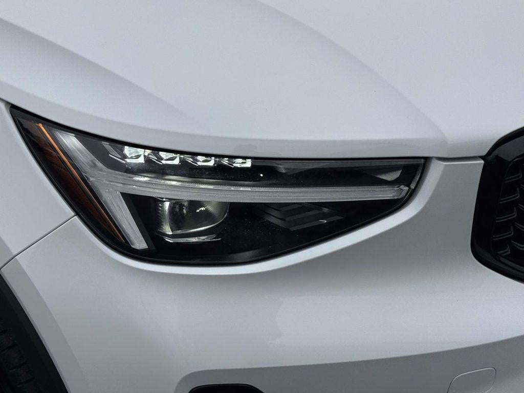 2023 Volvo XC40 B5 Ultimate Dark Theme