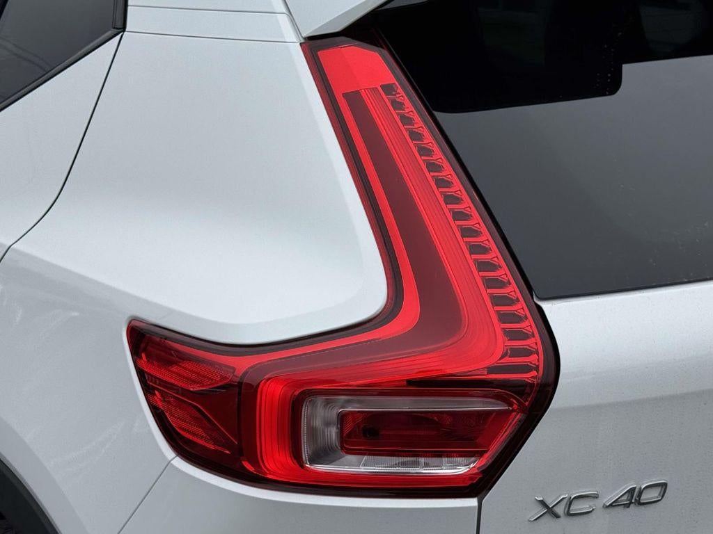 2023 Volvo XC40 B5 Ultimate Dark Theme