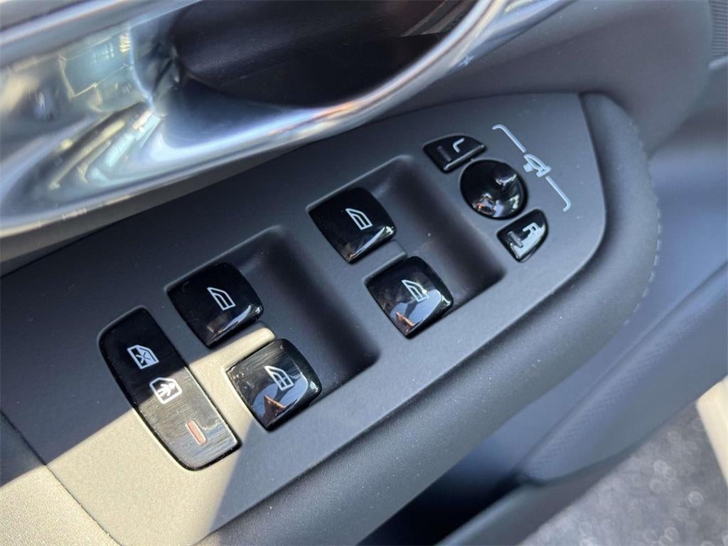 2025 Volvo XC90 B5 Plus 7-Seater