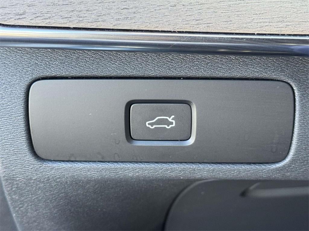 2025 Volvo XC90 B5 Plus 7-Seater