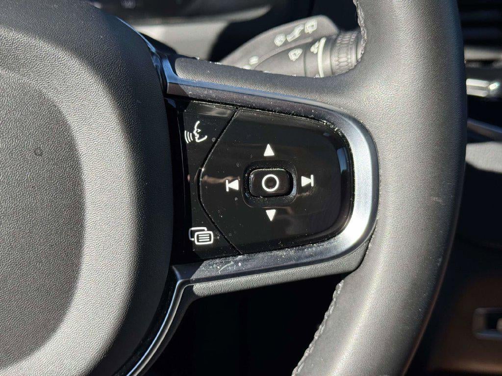 2025 Volvo XC90 B5 Plus