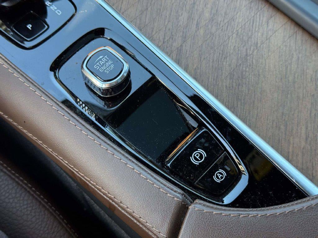 2025 Volvo XC90 B5 Plus