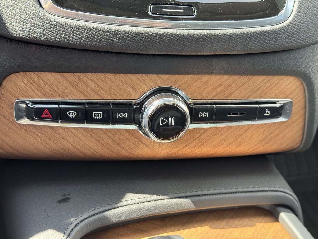 2025 Volvo XC90 B5 Plus