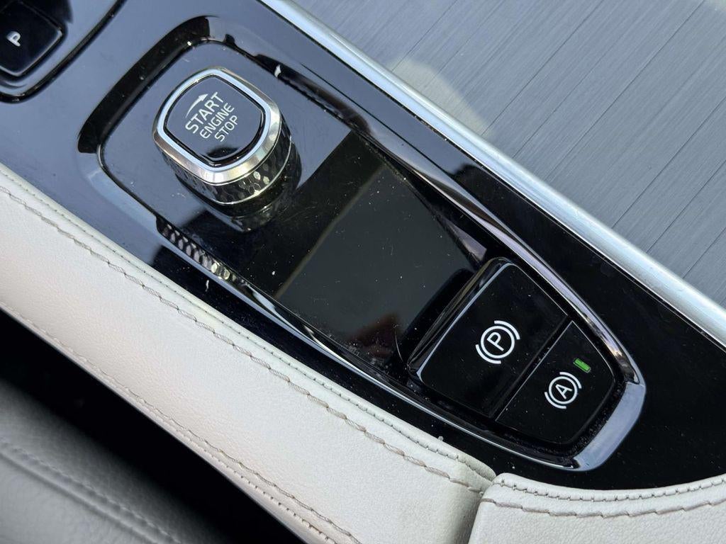 2025 Volvo XC90 B5 Core