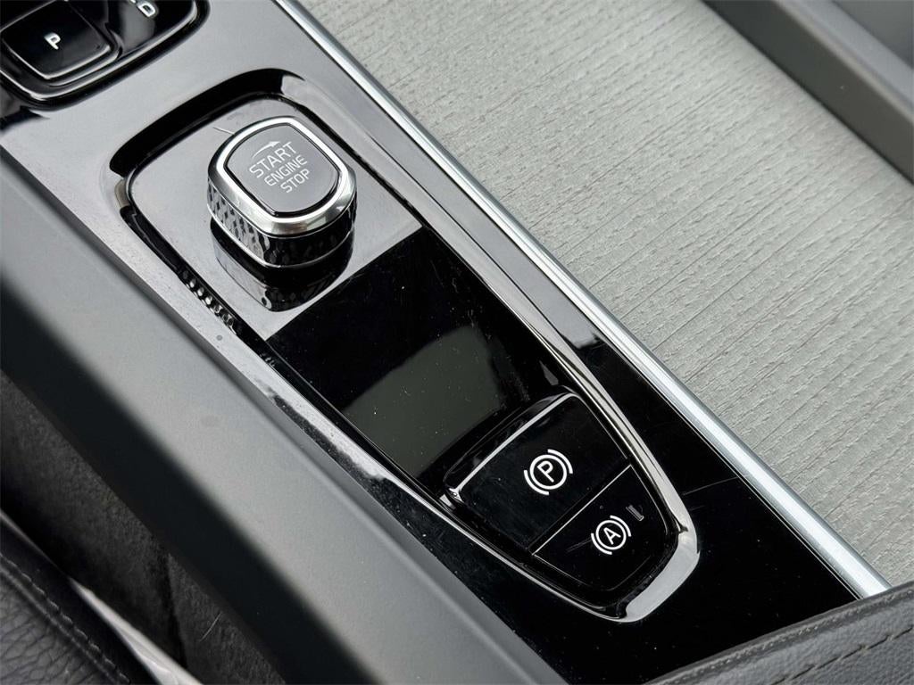 2025 Volvo XC60 B5 Plus