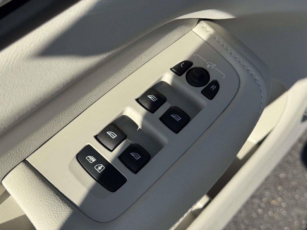 2025 Volvo XC60 B5 Ultra