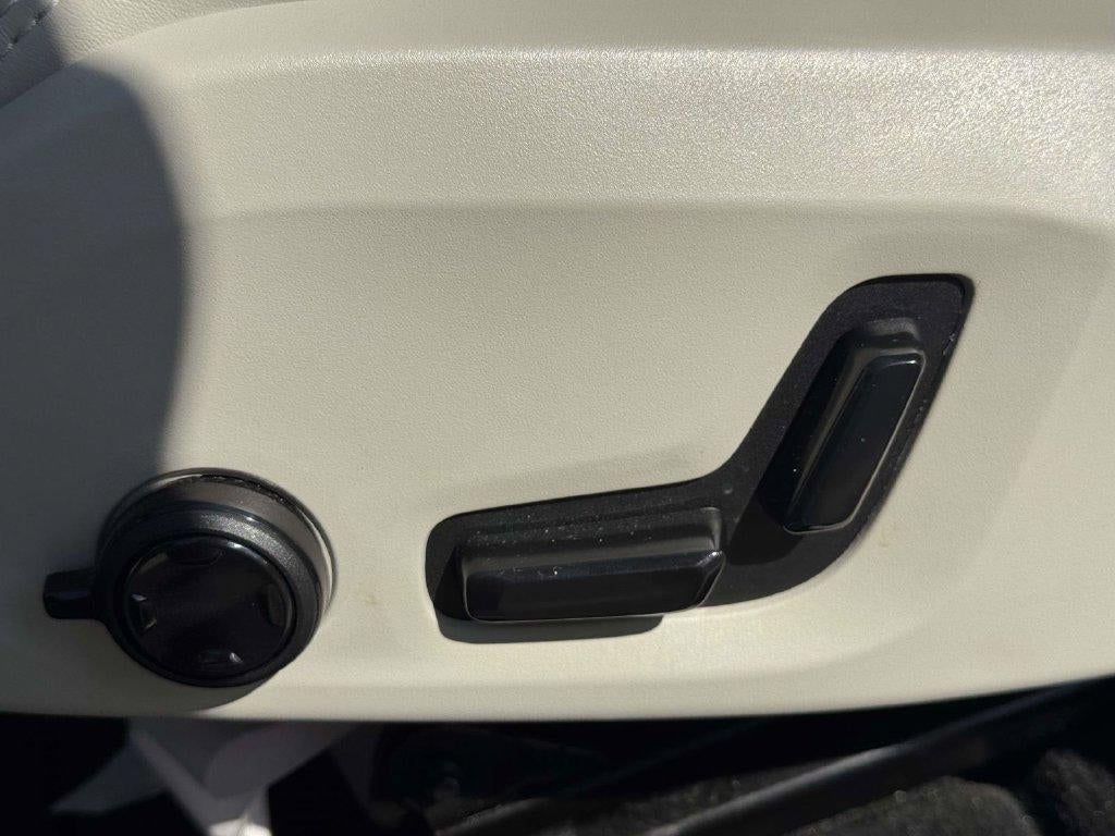 2025 Volvo XC60 B5 Ultra